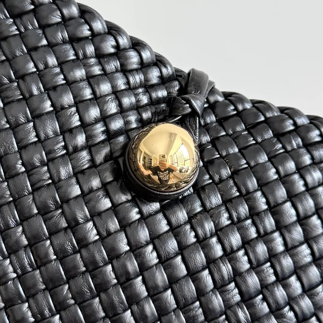 Batch 2480 Bottega Veneta's Tosca, made with exquisite intrecciato weaving technology, three-dimensional trapezoidal cut, neat lines outline a high-end box structure that never fades, giving the soft lambskin a unique silhouette ✨ Small gold balls are embellished to add a sense of fashion, and one leather strip is woven in one piece, simple and advanced. The capacity is suitable for daily life, lifting weight is light, and showing a calm aura in every step. The shoulder-carrying design is practical and carries a low-key taste and relaxed fashion. It is a treasure item that adds points to your outfit. If you know BV, don’t miss it ~ Tosca is your silent business card when traveling around the world. Style number: 777680 Size: 17*19.5*1cm
